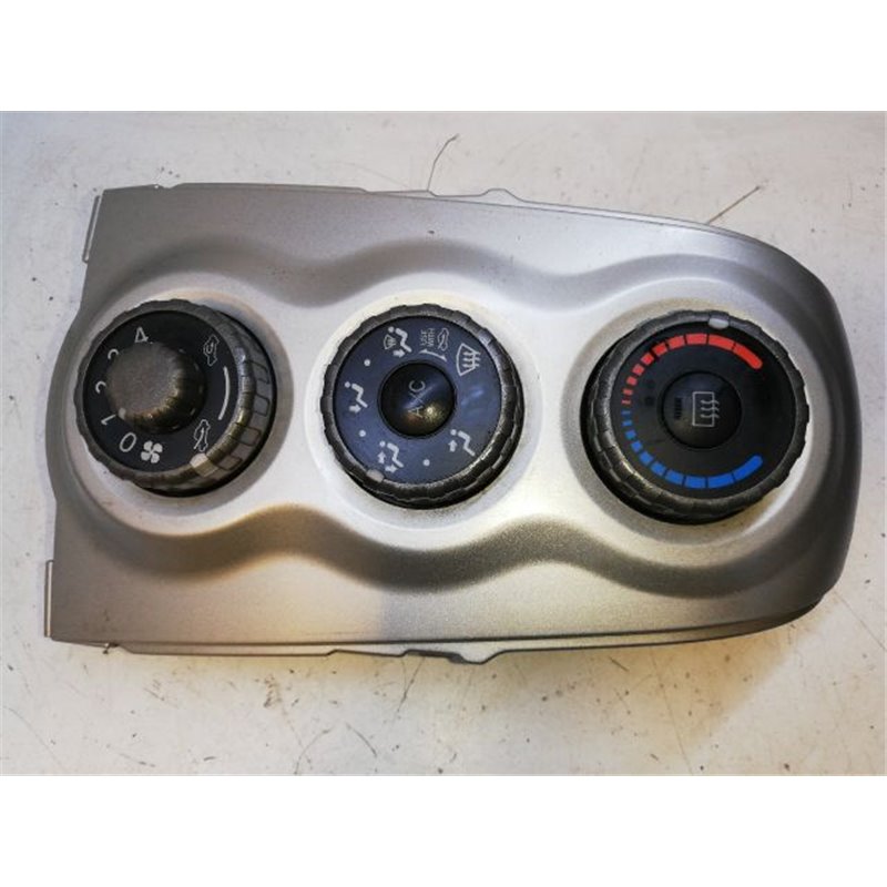 TOYOTA YARIS (SCP9_, NSP9_, KSP9_, NCP9_, ZSP9_) Fűtéskapcsoló (manuális klímás)