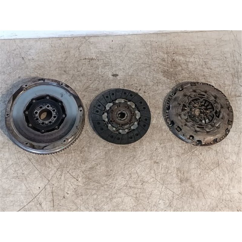 TOYOTA AURIS Kuplung Szett Lendkerékkel