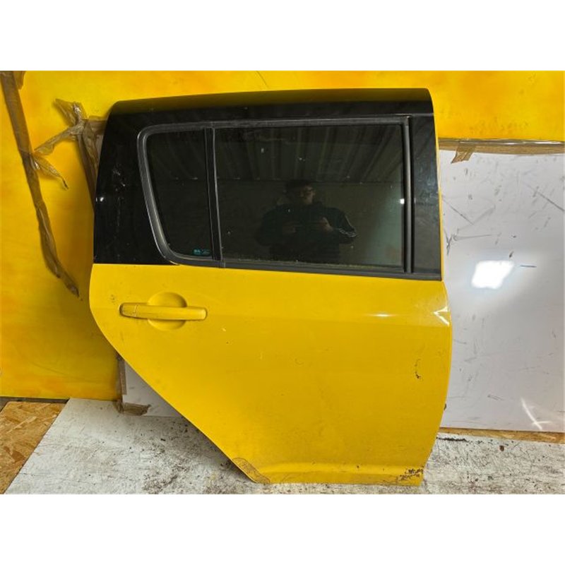 SUZUKI SWIFT III Jobb hátsó Ajtó (Részeivel)