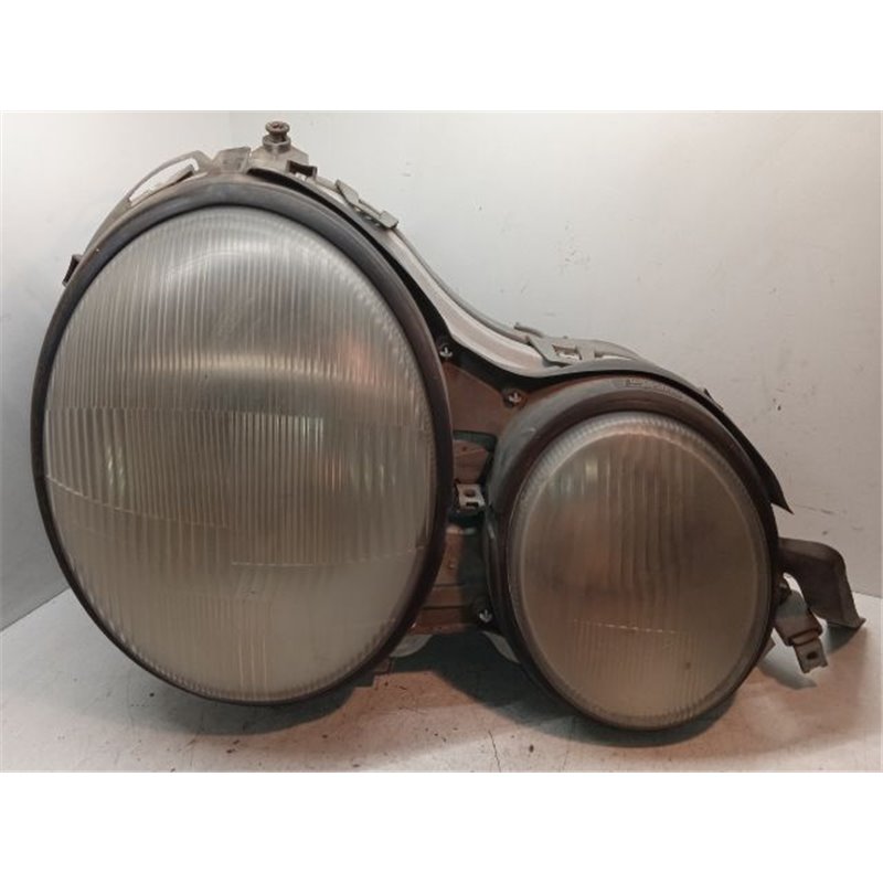 MERCEDES-BENZ E-CLASS Jobb Fényszóró